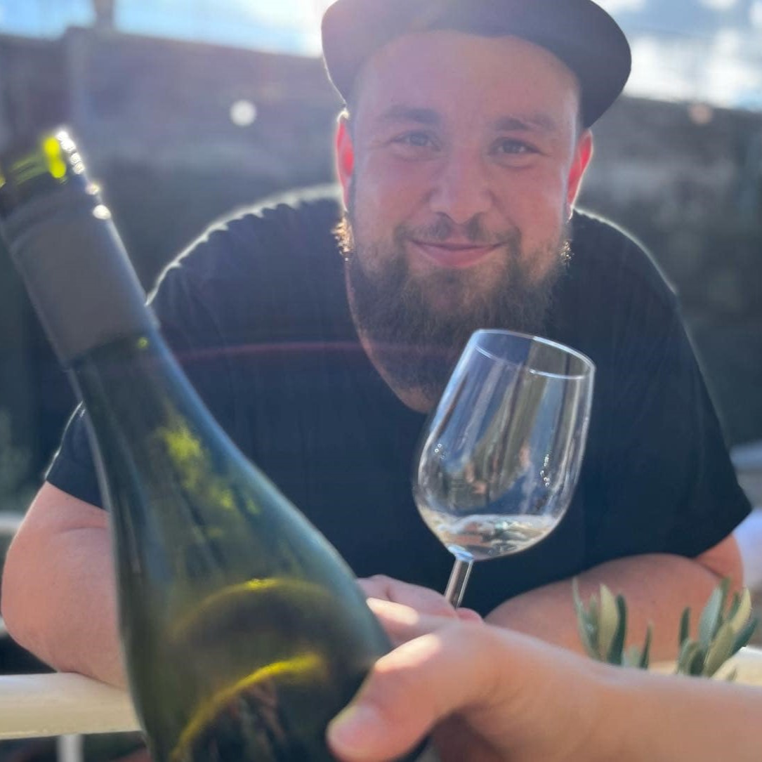 Weingut Axel Bauer Weingläser und Flasche im Abendlicht